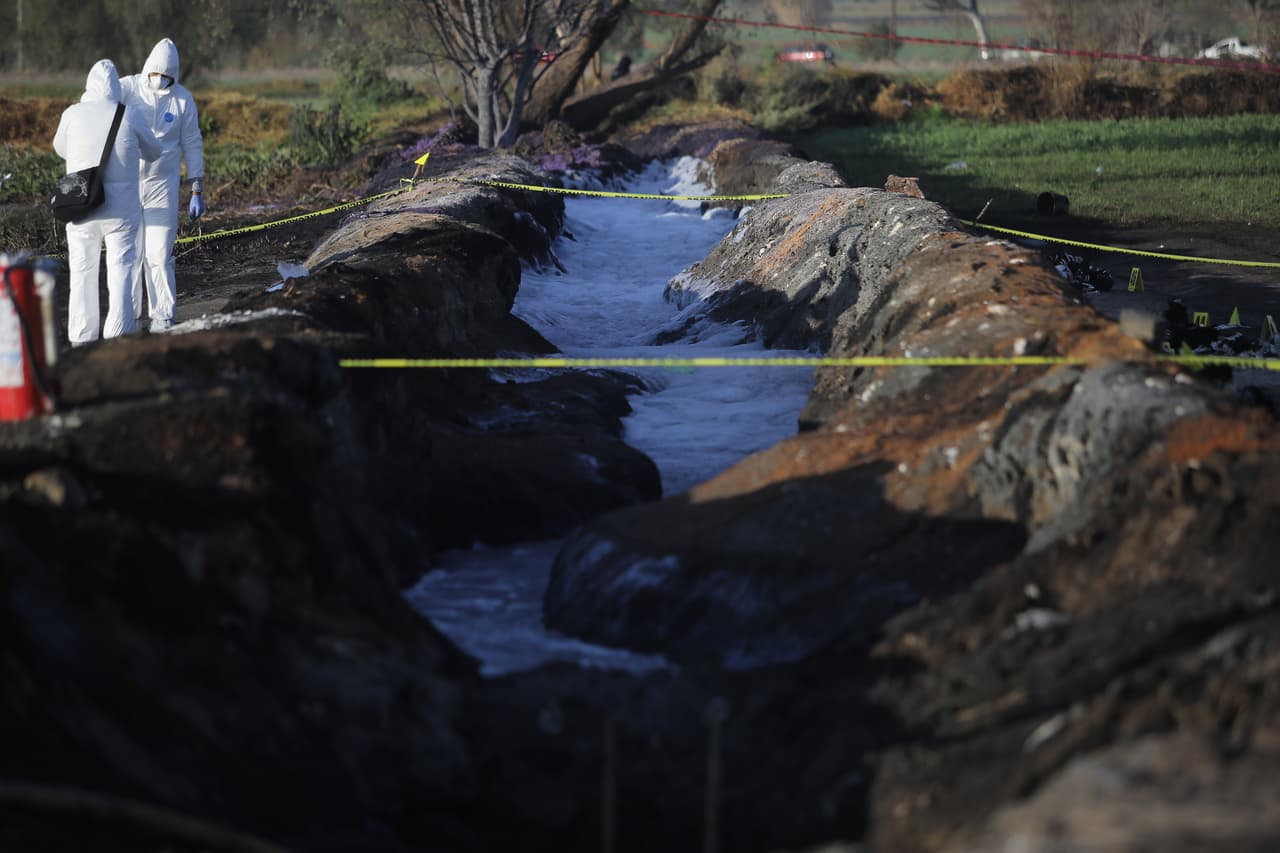 Médicos forenses recuperan restos calcinados. Varios de los cuerpos fueron hallados con los brazos extendidos en aparente agonía, reportó la agencia AP.