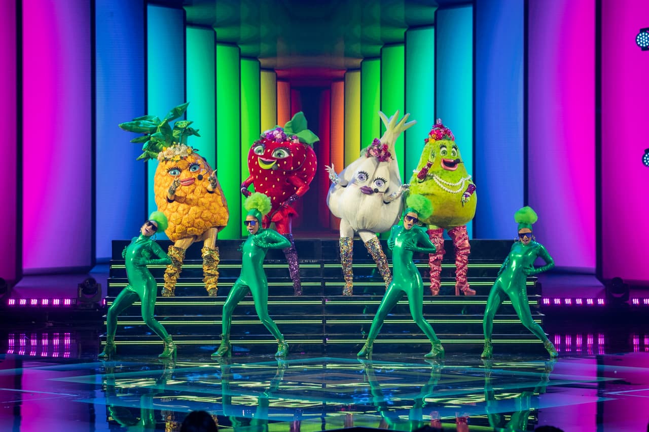 Las chicas de Huacal nos regalaron muchos indicios sobre su identidad con la dramatización de una pijamada, en la que utilizaron la Ouija para invocar a los ganadores de las temporadas anteriores y así pedirles consejos para saber cómo triunfar. Después cantaron ‘Wannabe’, demostrando sus habilidades para cantar en inglés.