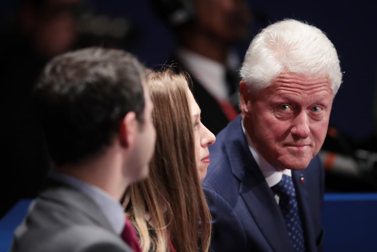 Bill Clinton y su hija Chelsea Clinton en el público.
<br>