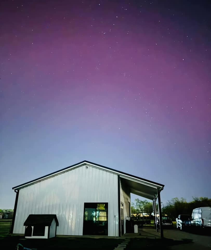 En las zonas más alejadas de la ciudad, donde hay menos luces o iluminación artificial, pueden apreciarse más fácilmente las auroras boreales. Esta fotografía fue tomada en Terrell.
