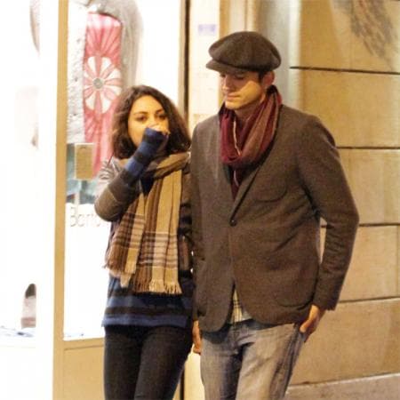 Los primeros rumores de que Ashton y Mila estaban juntos surgieron en la primavera de 2012. Y en abril, después de pasar un fin de semana juntos, la relación fue confirmada.