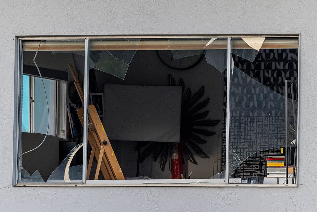 De la investigación preliminar se conoce que, un auto que estaba aparcado en el estacionamiento detrás del edificio de la clínica American Reproductive Centers, explotó. El estallido fue tan potente que causó destrozos y esparció escombros por la zona.