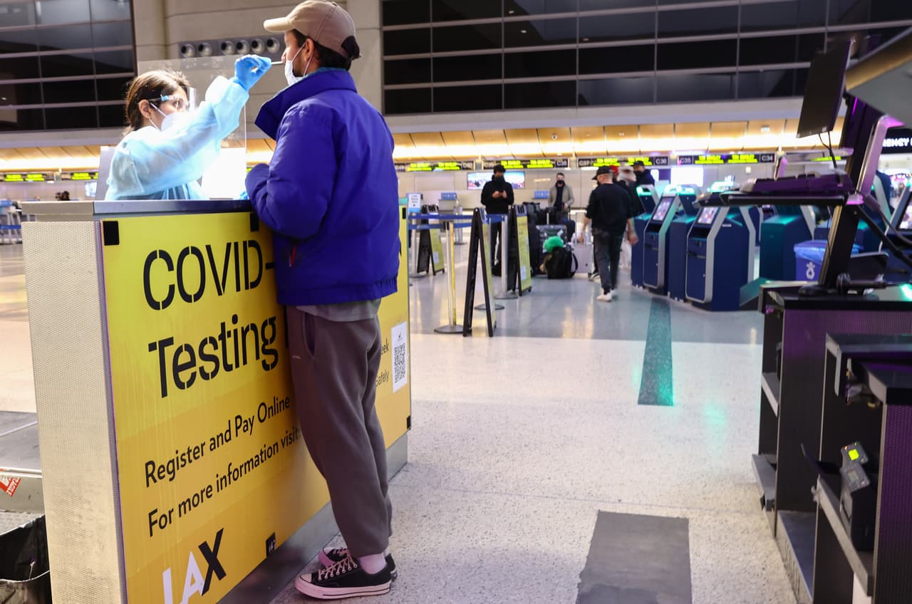 Abren centros de prueba rápida de coronavirus gratis para viajeros internacionales en el aeropuerto de Los Ángeles