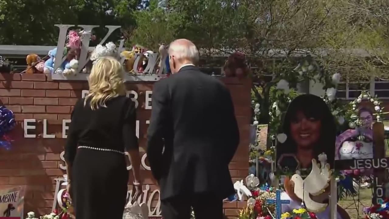 Joe Biden visita a familiares de las víctimas del tiroteo en primaria de Uvalde