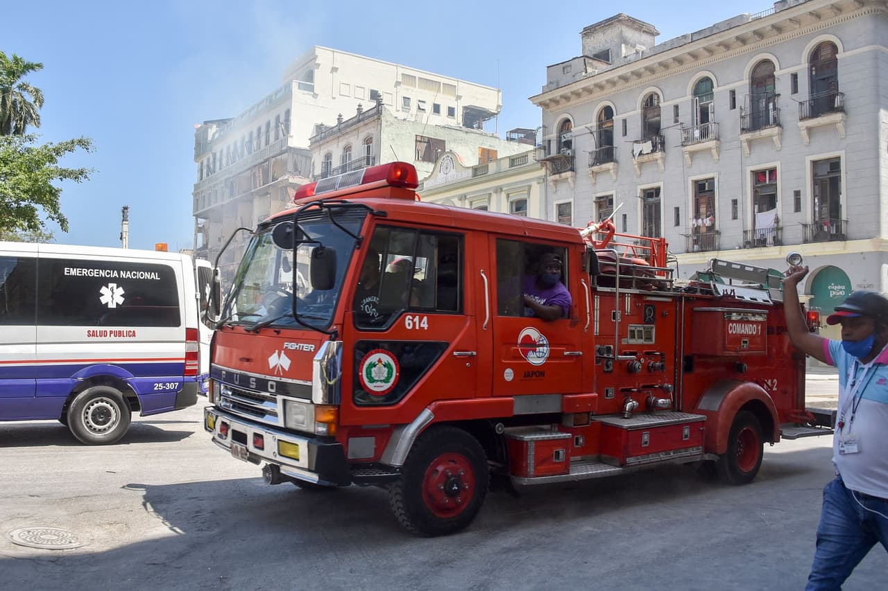 Al lugar se desplazaron bomberos y equipos de rescate. La explosión se produjo sobre las 10:50 de la mañana y provocó el derrumbe de parte de la fachada del edificio,
<b> </b>afectado también por un incendio que generó una gran columna de humo blanco, visible desde gran parte de la ciudad.