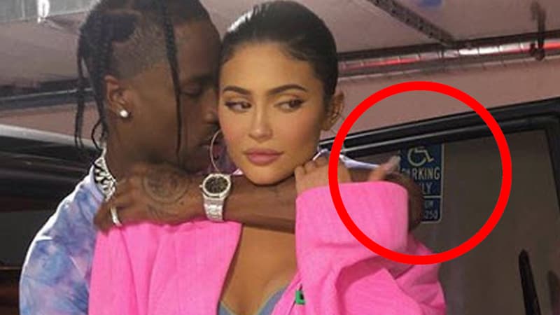 Sin embargo, varios usuarios se percataron de que el automóvil en el que posaron estaba estacionado en un lugar para discapacitados.