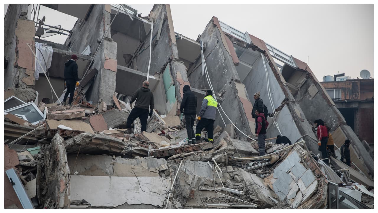 Confirman la muerte de al menos tres estadounidenses en los terremotos en Turquía: el total de fallecidos ya supera los 15,000