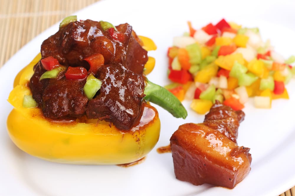 Puedes acompañar el platillo con una guarnición de papas o verduras previamente sazonadas.