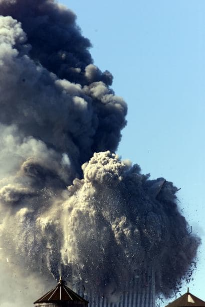 El 11 de septiembre Estados Unidos fue víctima de horrendos ataques terroristas: Al Qaeda secuestró e impactó cuatro aviones contra varios objetivos y que causaron la muerte y destrucción, siendo el episodio que precedería a la guerra de Afganistán y a la adopción por el Gobierno estadounidense y sus aliados de la política denominada de Guerra contra el terrorismo. Los atentados fueron cometidos por diecinueve miembros de la red yihadista Al-Qaida,1 divididos en cuatro grupos de secuestradores, cada uno de ellos con un terrorista piloto que se encargaría de pilotar el avión una vez ya reducida la tripulación de la cabina. Los aviones de los vuelos 11 de American Airlines y 175 de United Airlines fueron los primeros en ser secuestrados, siendo ambos estrellados contra las dos torres gemelas del World Trade Center, el primero contra la torre Norte y el segundo poco después contra la Sur, provocando que ambos rascacielos se derrumbaran en las dos horas siguientes.2 3 El tercer avión secuestrado pertenecía al vuelo 77 de American Airlines y fue empleado para ser impactado contra una de las fachadas del Pentágono, en Virginia. El cuarto avión, perteneciente al vuelo 93 de United Airlines, no alcanzó ningún objetivo al resultar estrellado en campo abierto, cerca de Shanksville, en Pensilvania, tras perder el control en cabina como consecuencia del enfrentamiento de los pasajeros y tripulantes con el comando terrorista.