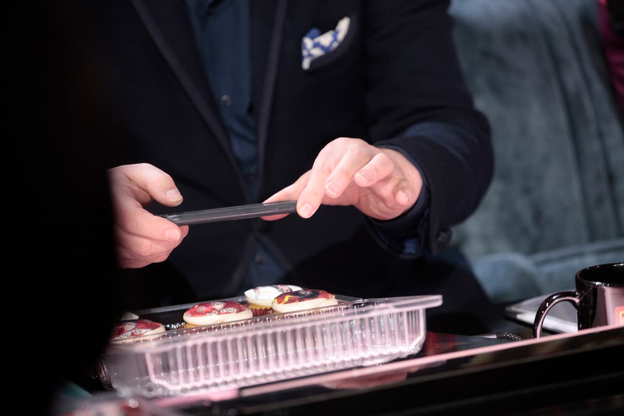 Todos quedaron encantados con esta sorpresa. Aquí vemos a Miguel Bosé llevándose un bonito recuerdo de cómo se veían él mismo, Albertano y la presentadora de Pequeños Gigantes, Galilea Montijo, en forma de cupcake.