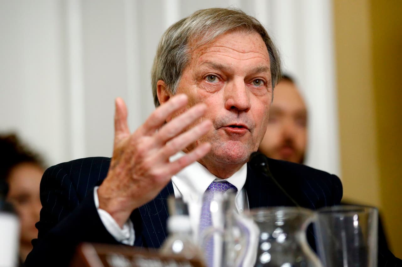 El congresista demócrata Mark DeSaulnier, quien representa en la Cámara de Representantes al 11 distrito de California, fue reportado en estado crítico por neumonía. Su oficina descartó que tuviera coronavirus luego de que se le aplicara la prueba. 
<br>
<br>DeSaulnier, que representa a gran parte del condado de Contra Costa, fue hospitalizado debido a las complicaciones de la enfermedad respiratoria, la cual se desarrolló después de sufrir una caída mientras corría, donde se fracturó una costilla. El congresista quedó en primer lugar en las elecciones primaria del 3 de marzo.