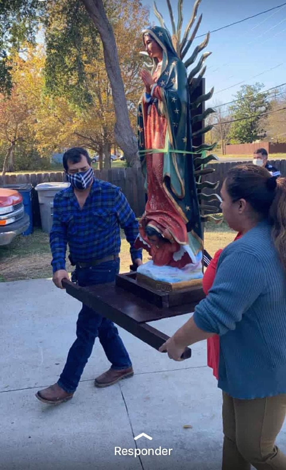 Epigmenia Otero, madre de familia, dijo a Noticias 23 que el Día de Acción de Gracias recibieron a la Virgen de Guadalupe que peregrina durante el novenario cada año en su hogar.