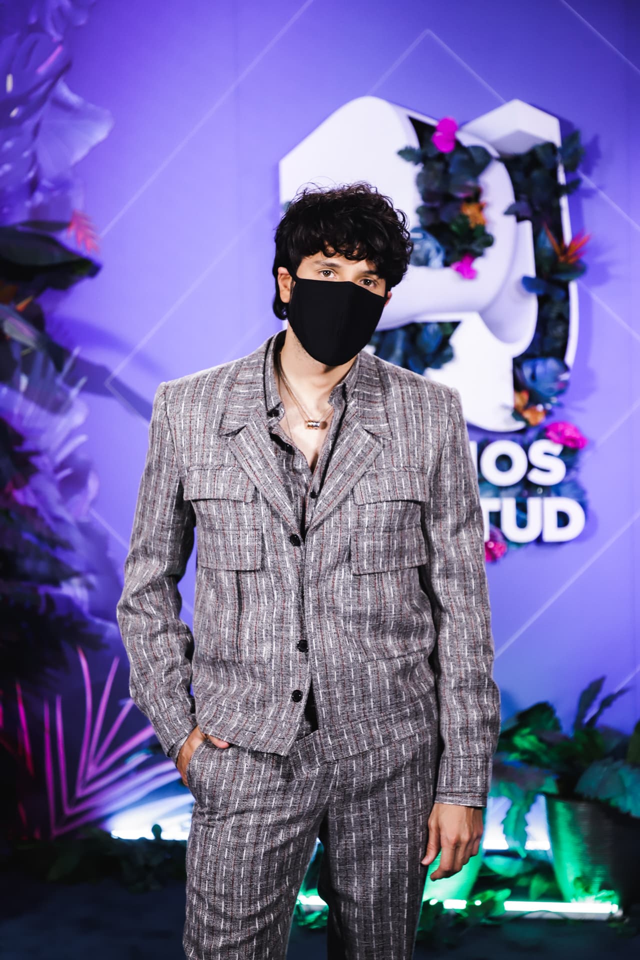 Sebastián Yatra arribó al Hard Rock Hotel & Casino en Hollywood, Florida, usando un traje gris con un diseño monocromático.