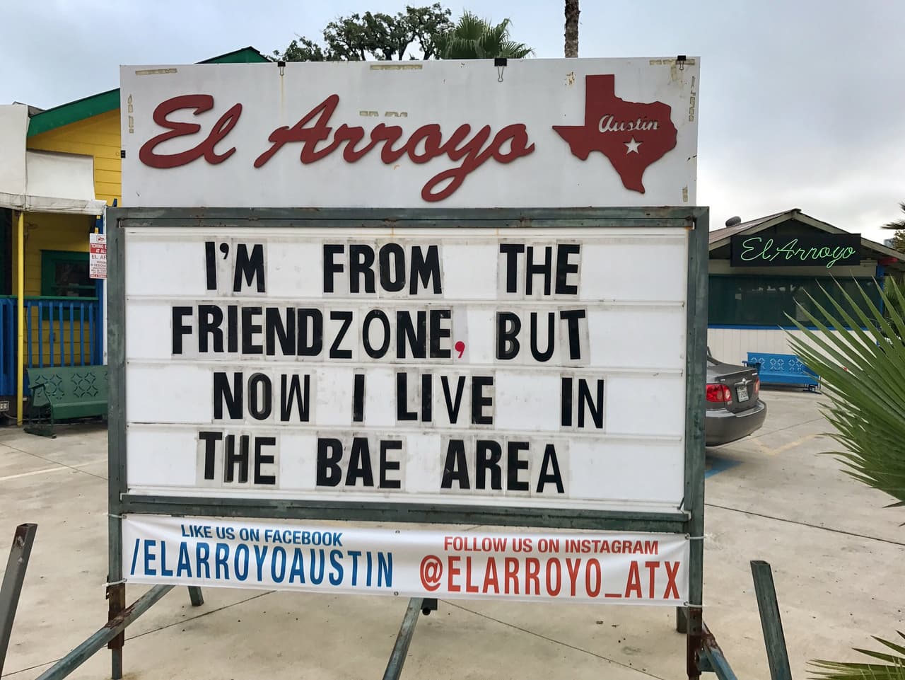 Los juguetones mensajes o bromas hacen referencia a la cotidianidad, el gusto por la comida y/o hechos actuales de cultura pop, política, deportes, conmemoraciones, naturaleza y hasta el clima.