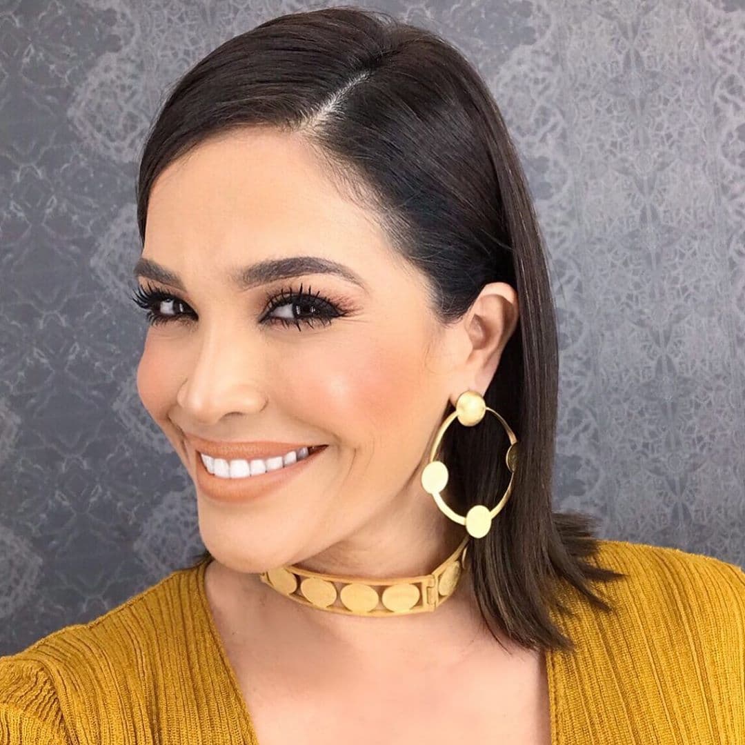 Los accesorios son piezas esenciales en los looks de Karla. Aretes y collares en tonos dorados no deben faltar en tu joyero.