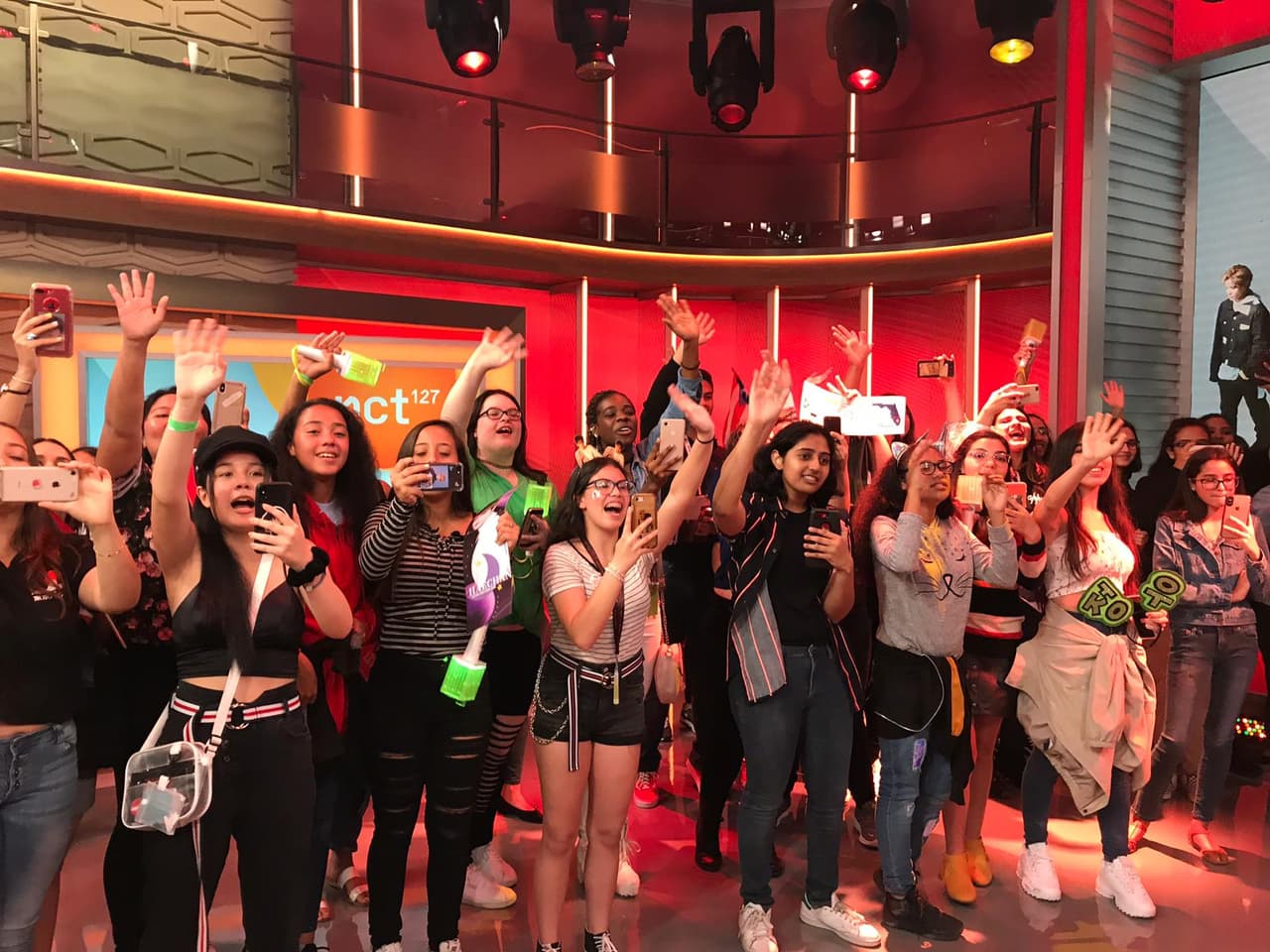 El estudio del programa matutino estaba lleno en su totalidad. Entre gritos, cámaras y euforia entraron los artistas coreanos.
<br>