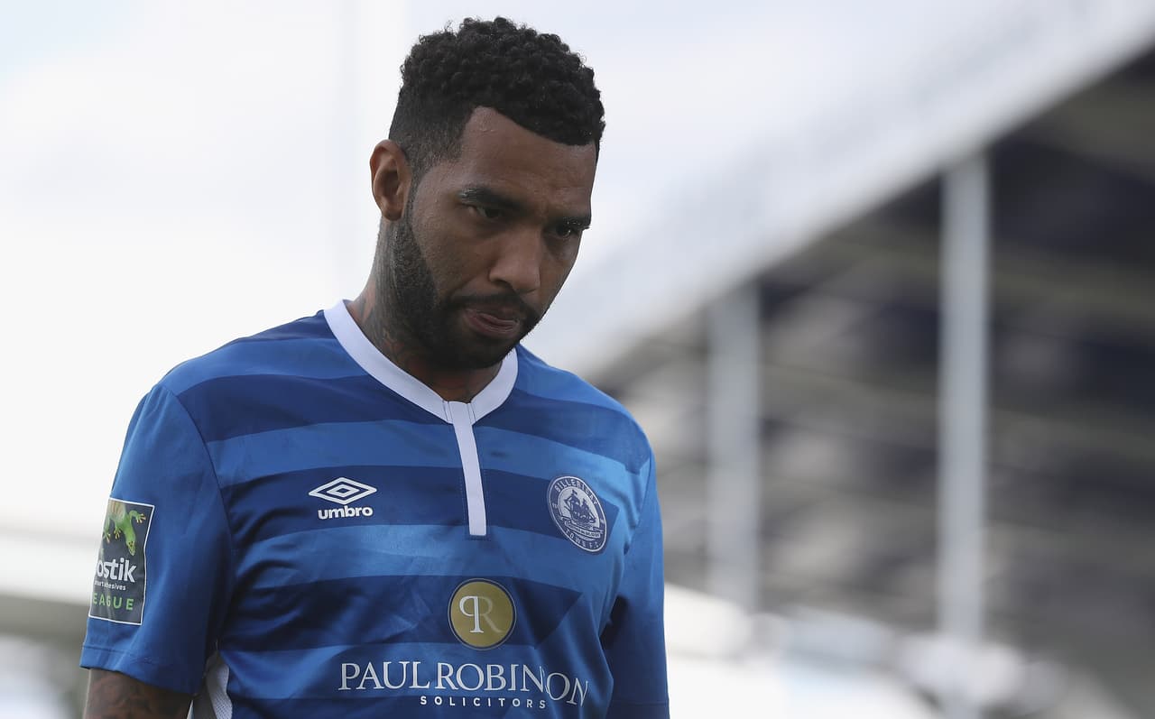 Decayó del brillo en Europa a ser despedido de un equipo de tercera división en Inglaterra.