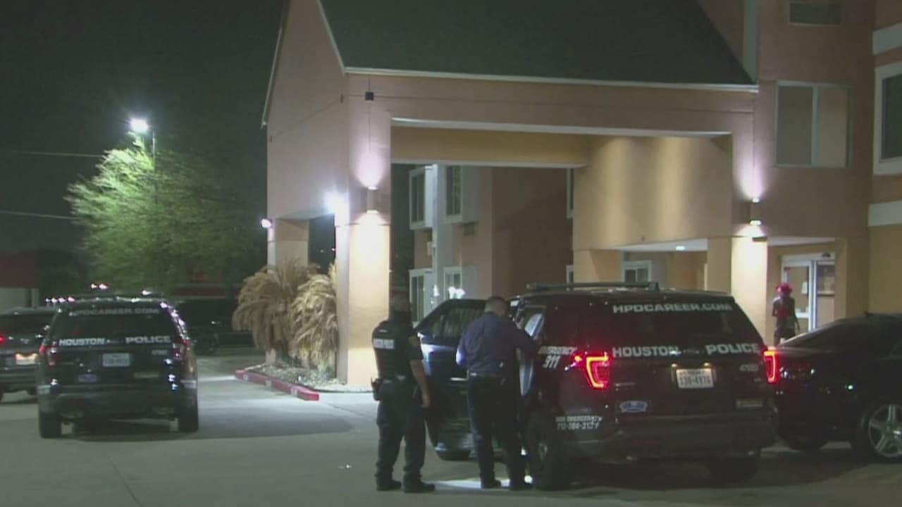 La policía había comentado que el niño presentaba signos de haber sufrido abuso infantil.