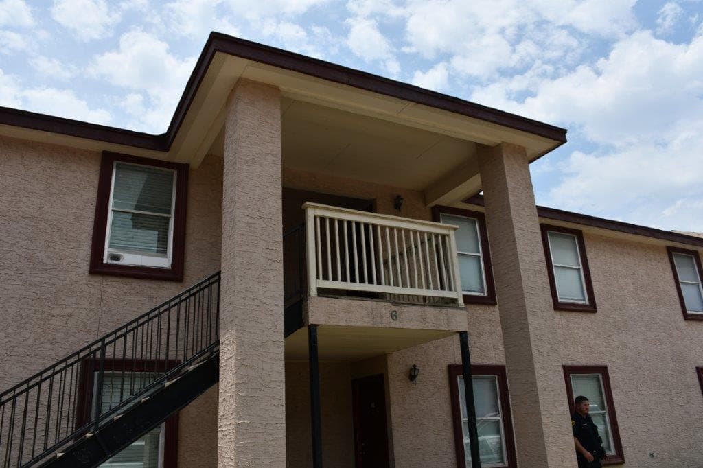 La madre y el padre de los niños fueron arrestados. Javier Salazar, alguacil del condado, dijo que los investigadores describieron la escena como una de las peores que habían visto, con ratas arrastrándose sobre sus pies mientras caminaban por el apartamento.