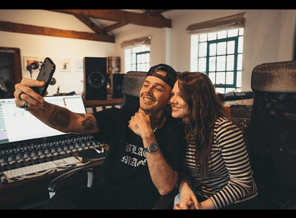 “Esta canción primero la grabamos nosotros y poco después nos encontramos con José (Balvin) en unos premios, ahí nos saludamos y le dijimos lo que estábamos haciendo, escuchó el tema y nos dijo que se quería montar a este proyecto”, explico Jesse Huerta, hermano de Joy, al periódico Milenio.