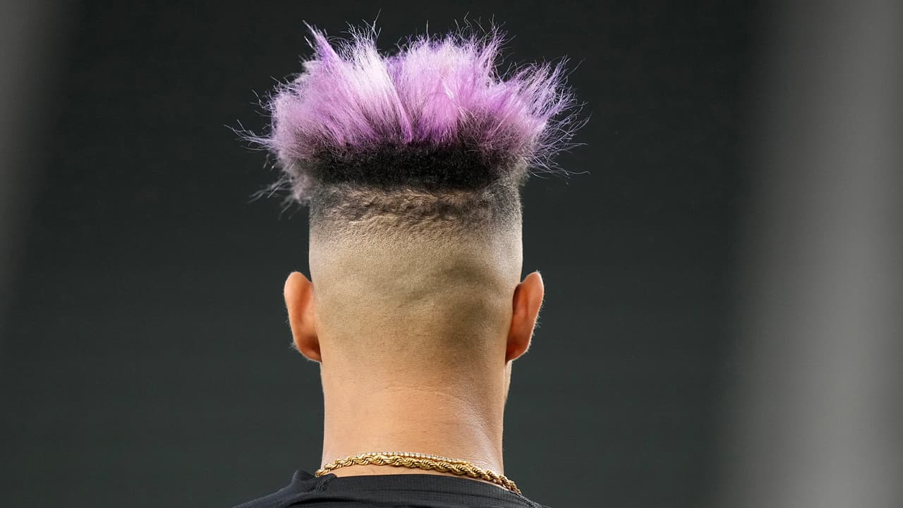 El cubano Lourdes Gurriel Jr., de los Diamondbacks de Arizona, observa una práctica previa a la Serie Mundial el jueves 26 de octubre de 2023.