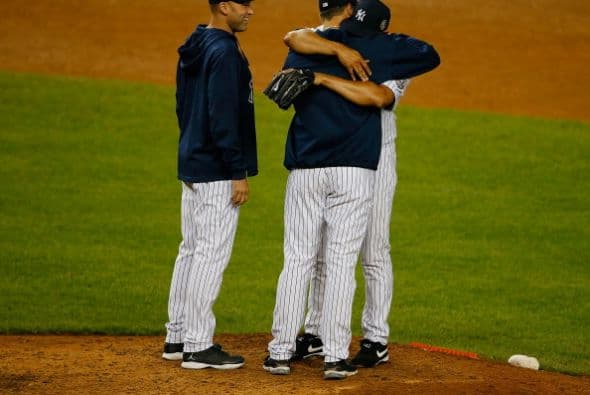 Derek Jeter y Andy Pettitte acudieron al montículo para retirarlo con dos outs en el noveno inning.