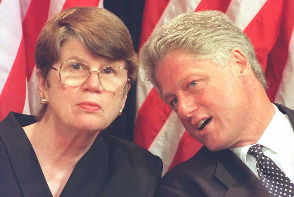 La primera secretaria de Justicia: Janet Reno (1938). Fue la primera Fiscal General de los Estados Unidos. Nominada por el presidente demócrata Bill Clinton el 11 de febrero de 1993 y confirmada el 11 de marzo del mismo año.