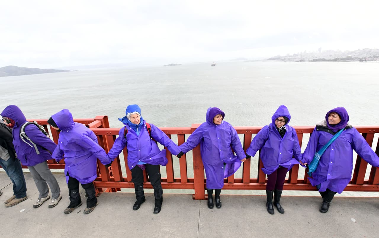 Miles de personas se reunieron en el Golden Gate Bridge en San Francisco este 20 de enero de 2017 para unir sus manos y mostrar unidad en respuesta a la juramentación de Donald Trump como el nuevo presidente de Estados Unidos.