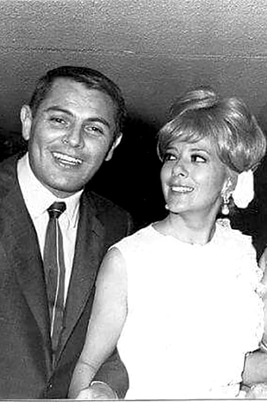 En 1961 se casó con el empresario Gustavo Alatristre.