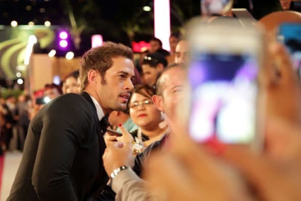 ¿A quién no le gusta un 'selfie'? Y es que están de moda. Mira estas que los artistas se tomaron en la alfombra de Premio Lo Nuestro 2014.