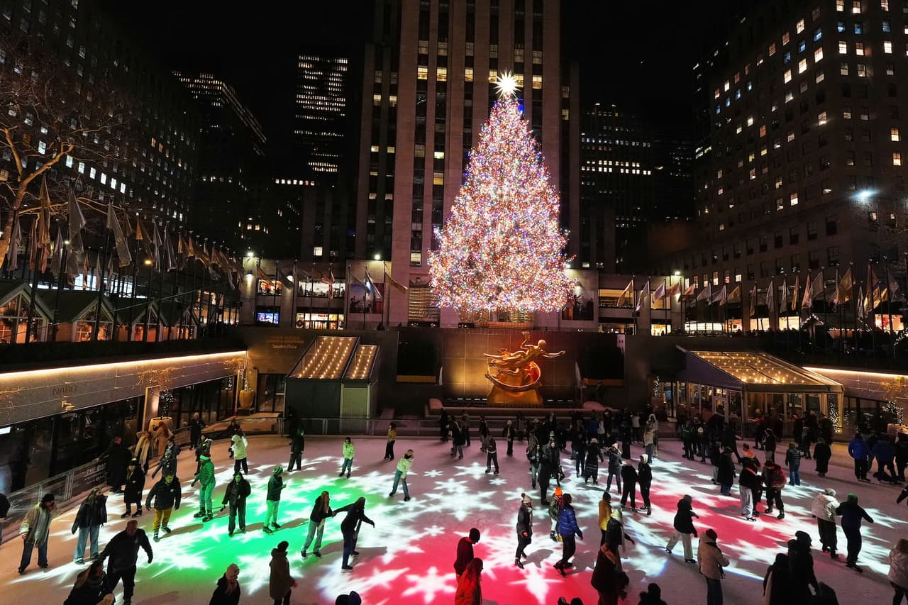 La reapertura incluirá pintura en vivo de Kenny Scharf junto a una escultura de 34 pies, además de Art Sundae, talleres gratuitos para niños cada sábado de octubre. 
<a href="https://www.rockefellercenter.com/tickets/the-rink-at-rockefeller-center" target="_blank">Para más detalles visita este enlace</a>.