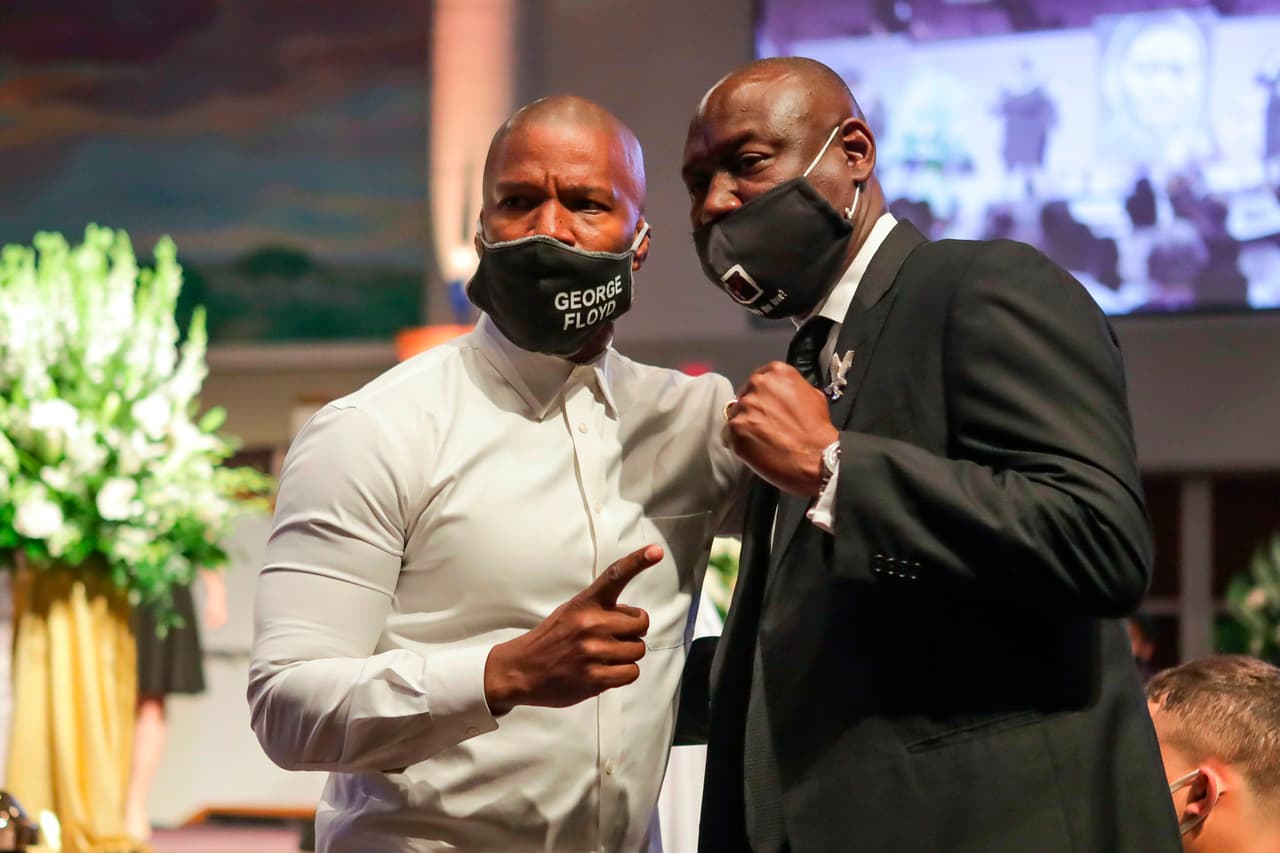Ben Crump (a la derecha) activista por los derechos civiles y abogado de la familia de George Floyd, posa con el actor Jamie Foxx durante la ceremonia en memoria del afroamericano. "Mientras despedimos a George hoy, agradezco las amables palabras del reverendo Al Sharpton. 
<b>Estaré por siempre agradecido por estas familias y por [el trabajo] de otros activistas de derechos civiles. Gracias a todos por su apoyo. Que Dios los bendiga</b>", 
<a href="https://twitter.com/AttorneyCrump/status/1270449783015182338?s=20" target="_blank">escribió después del funeral</a>. 
<br>