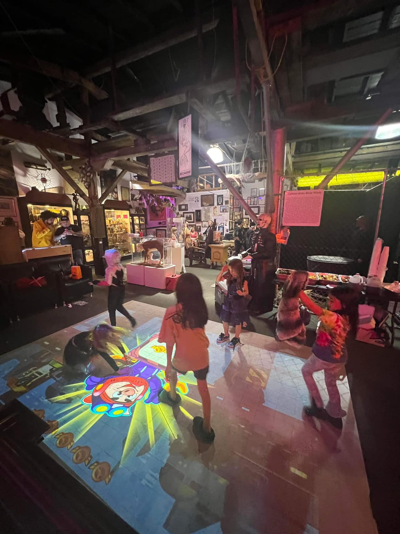 <b>Museum of the Bizarre (Wilmington)</b>
<br>
<b>Sitio web</b>: 
<a href="https://museumbizarre.com/">https://museumbizarre.com/</a> 
<br>
<b><a href="https://maps.app.goo.gl/3D3kkQbAaE4Ar9k66">Cómo llegar</a> </b>
<br>
<br>Conoce diversas atracciones y exhibiciones verdaderamente extrañas, o ábrete camino a través de interesantes laberintos, como uno de espejos o uno hecho de láseres.