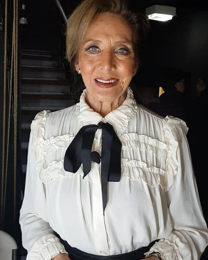 En 'De primera mano', explicó que están tratándola contra la depresión "porque ella no cree que Edith haya muerto. Ella lo único que te dice es: 'Bye, Lore. Edith ya no me viene a ver, ¿por qué me olvida?'. Para ella no ha muerto. Pobrecita", 
<a href="https://www.univision.com/famosos/a-casi-un-ano-de-su-muerte-la-mama-de-edith-gonzalez-cree-que-la-actriz-aun-esta-viva-fotos" target="_blank">compartió</a>.