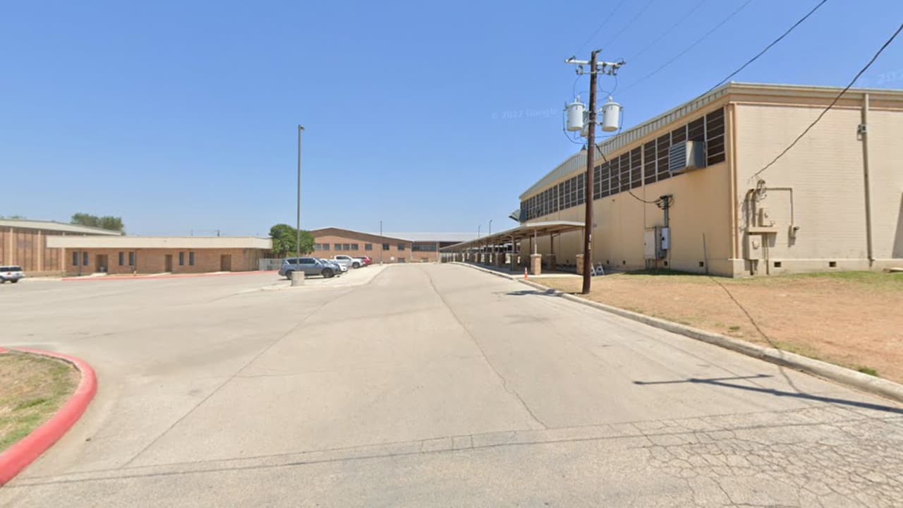 Cierran preparatoria de Floresville, pero no revelan amenaza