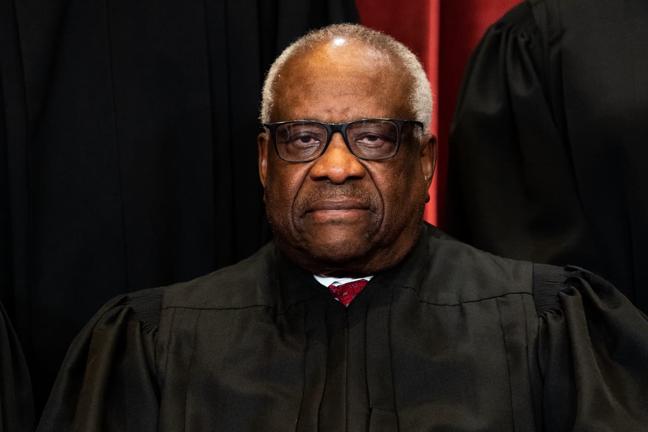 <b>Clarence Thomas, nacido en 1948. </b>Es visto como el voto más consistentemente conservador de la corte. Es considerado un “originalista”, el tipo de académicos que hace una interpretación de la Constitución de la manera que considera fue la intención original de sus creadores. Su nominación se vio afectada por las acusaciones de “acoso sexual” que hizo en su contra Anita Hill, una abogada que trabajó con Thomas cuando este trabajaba en el departamento de Educación. Pese al escándalo, su candidatura fue aprobada por el Senado. Fue propuesto por George H. W. Bush y ejerce su cargo desde el 23 de octubre de 1991.