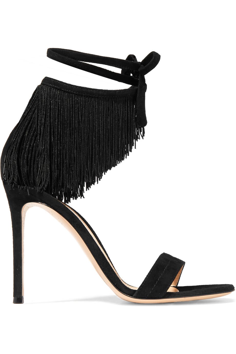 Estas sandalias estilo Peep Toe en gamuza de Gianvito Rossi son una versión más de este juego de hilos y flecos que parecen invocar el charleston de los años 20.