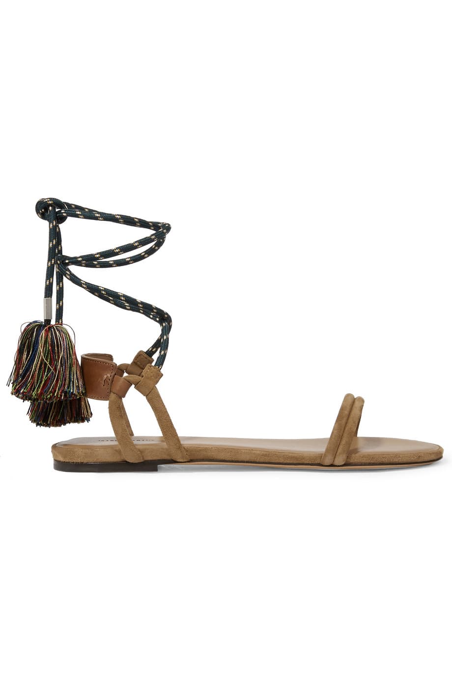 Planas, en amarres romanos y con pompones ancestrales como los que tejen muchos indígenas en Latinoamérica, las sandalias del verano saben mezclar bien la sutileza con los aires bohemios. Este modelo en gamuza de Isabel Marant será uno de los básicos del clóset.