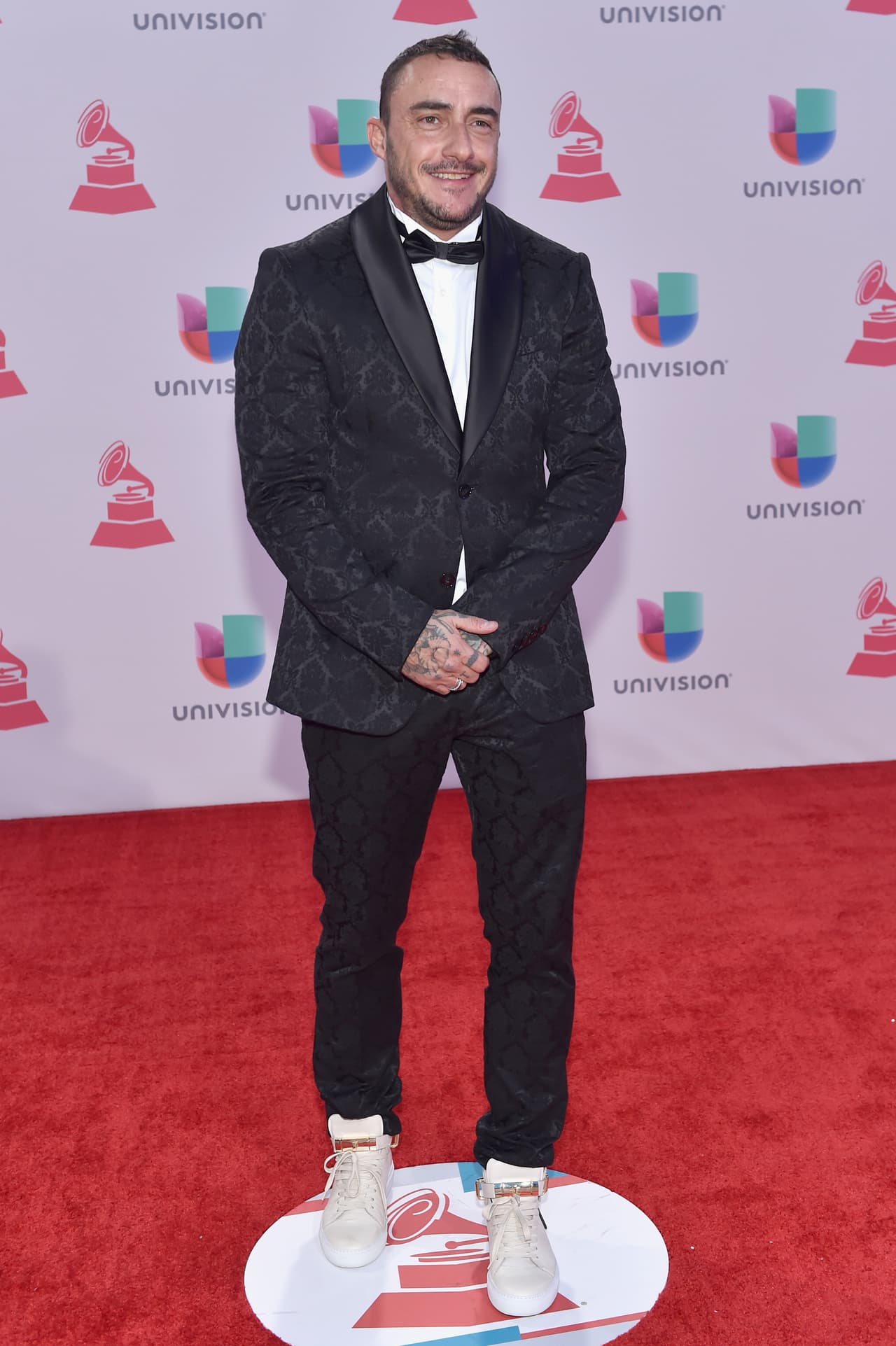 ¡Otro que erró al caminar fue DJ Nano! ¿Tenis para la alfombra? ¡Muy Mal!