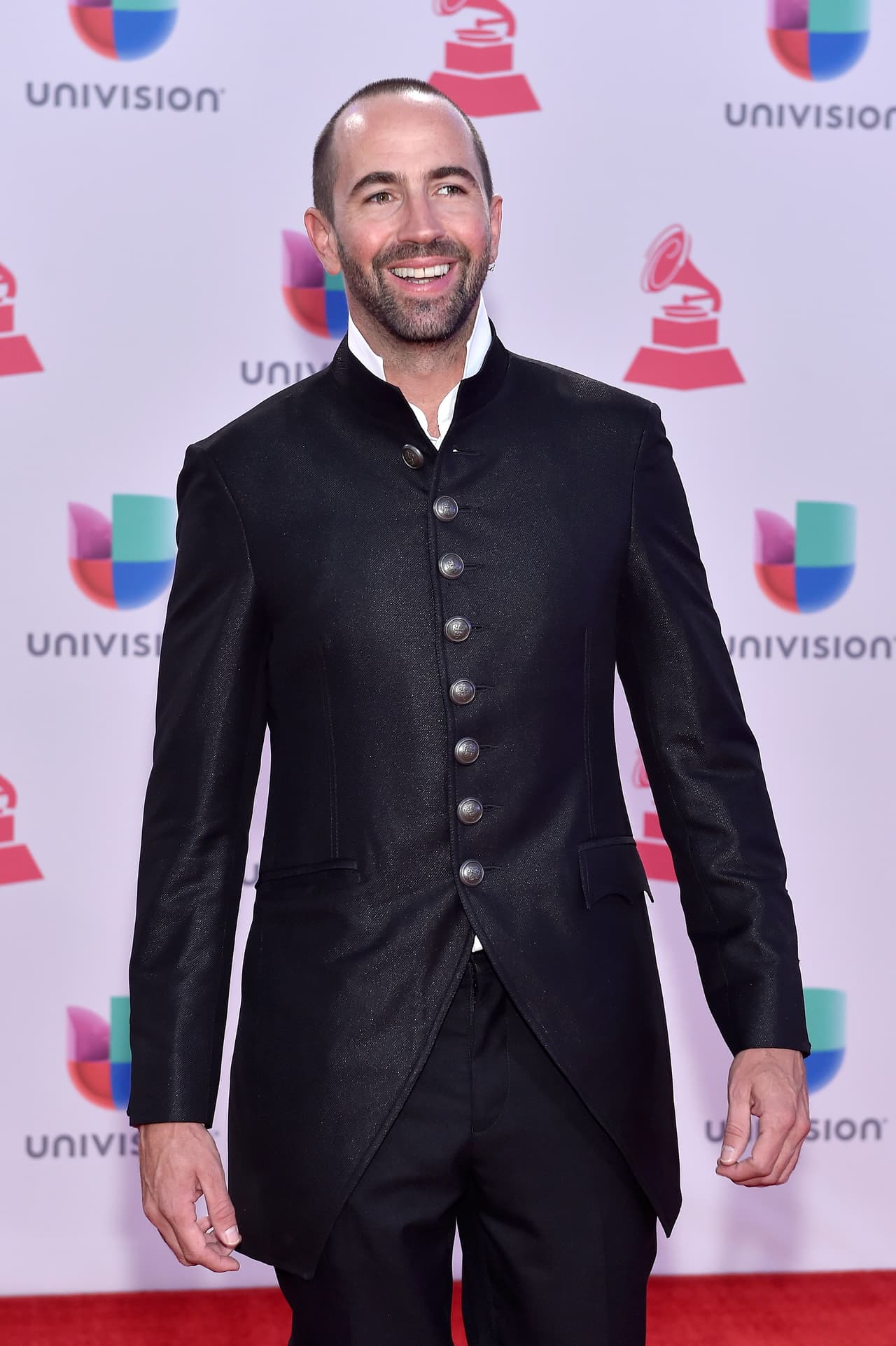 Con un look muy similar arribó Lucas Arnau.