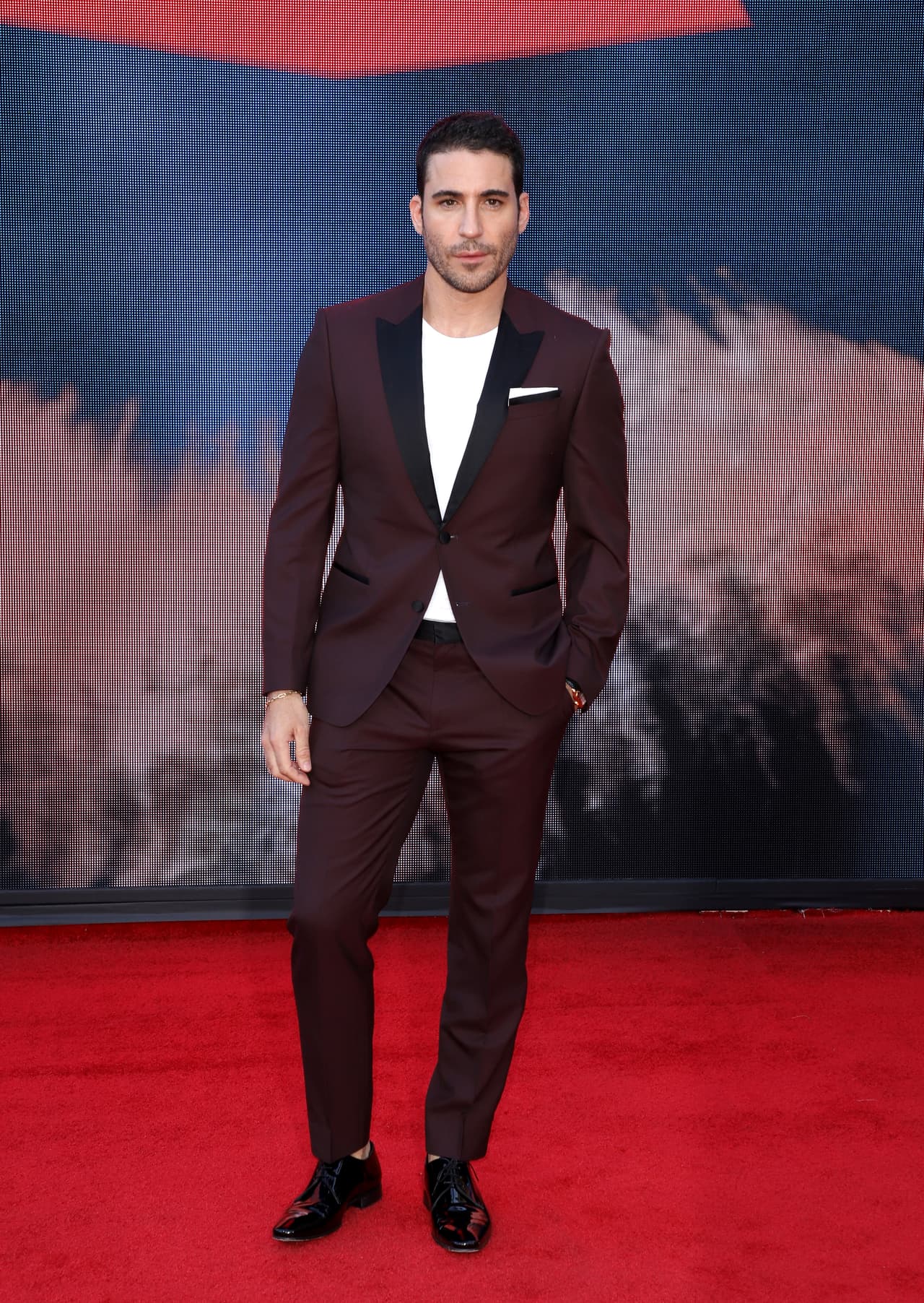 El actor español Miguel Ángel Silvestre optó por un atuendo en color vino y una playera blanca, combinación que le sentó muy bien.