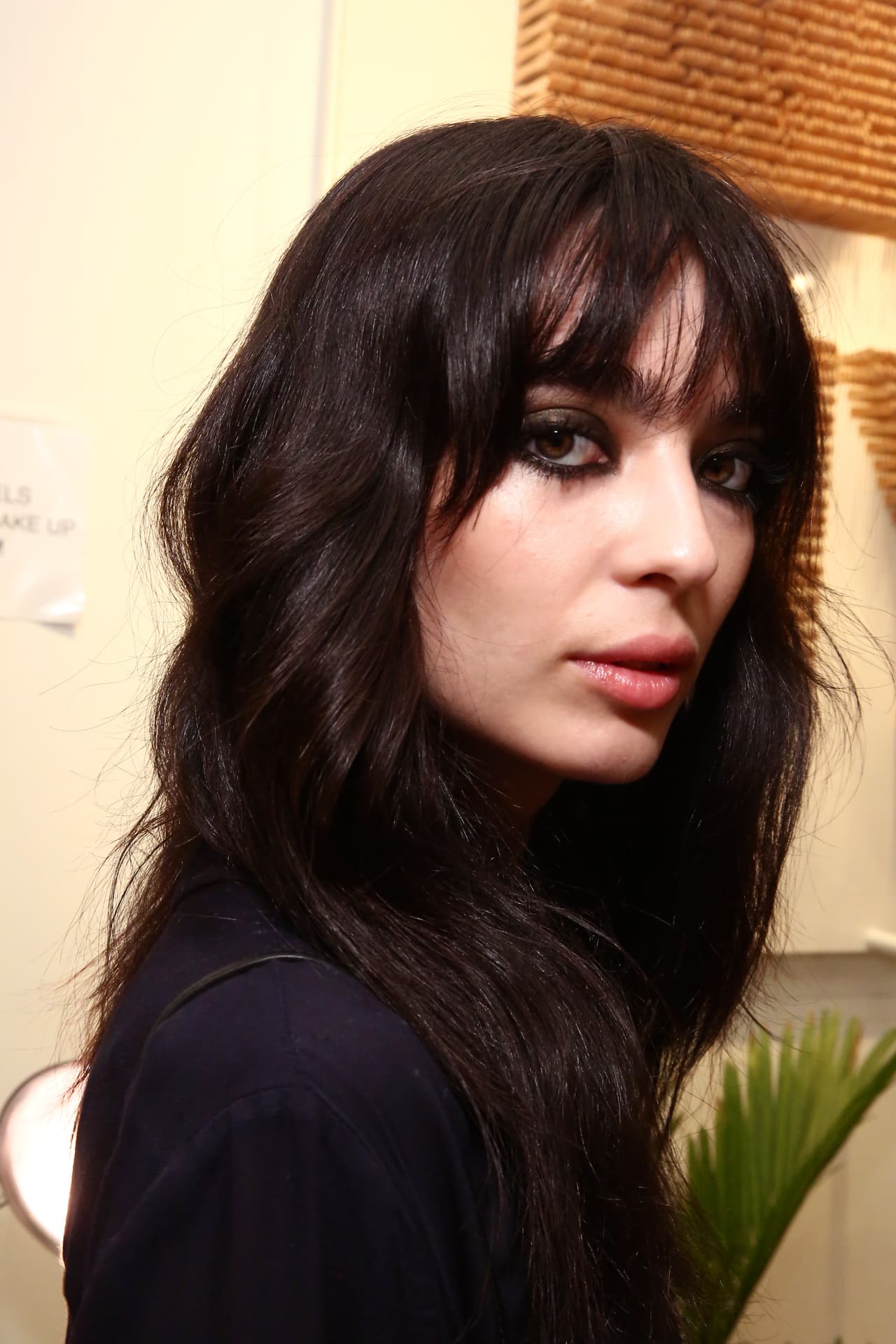 El look para la colección de 
<a href="https://www.rebeccaminkoff.com/">Rebecca Minkoff</a> se inspiró en ‘gypsetters’. La estilista encargada de realizar el peinado fue Jeanie Syfu, ella tradujo el espíritu bohemio de la colección con ondas en el pelo. Para darle textura aplica Perfectly (un)Done Wave Creation Sea fom de TRESemmé desde la raíz hasta las puntas.