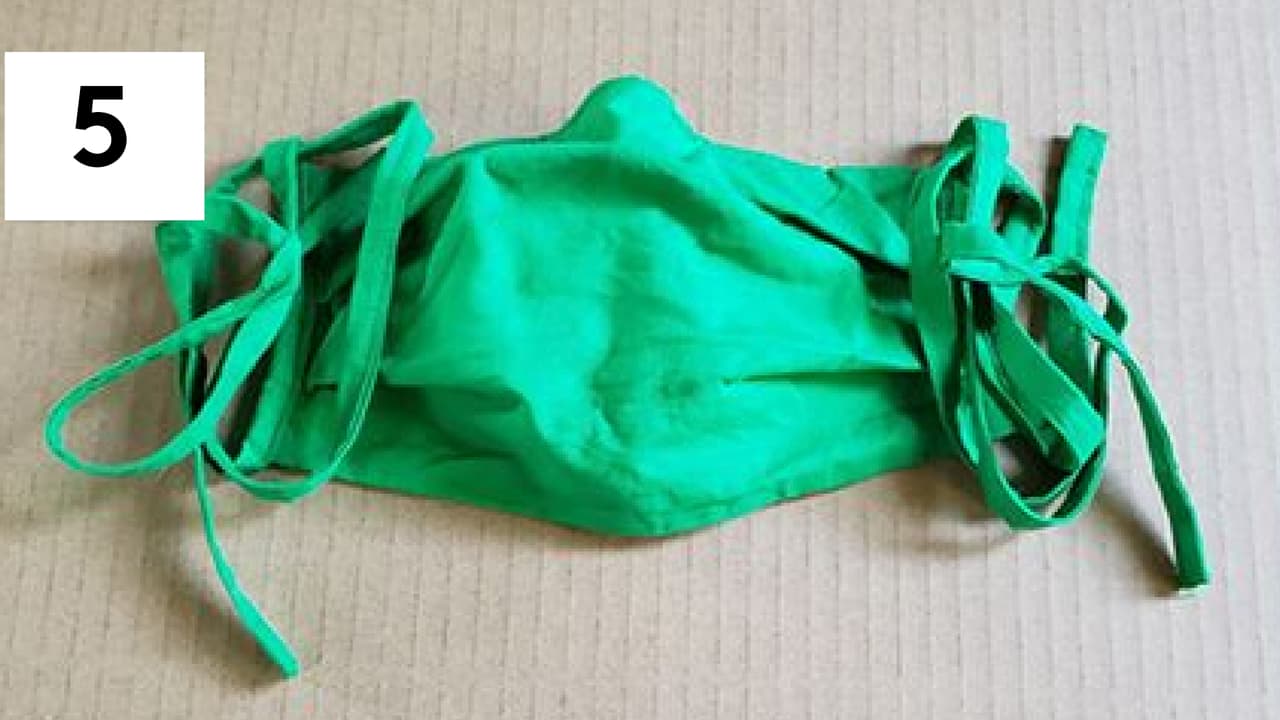 <b>Mascarilla de algodón con tiras:</b> Para probarlas, los investigadores de Duke usaron una caja negra con un láser en su interior, y al final colocaron la cámara de un teléfono celular. Una persona habló hacia el interior de la caja mientras usaba cada una de las mascarillas. La cámara ayudó a determinar cuántas gotitas respiratorias fueron esparcidas. Mientras más gotas, es menor la efectividad de la mascarilla, explicó Duke Unversity.