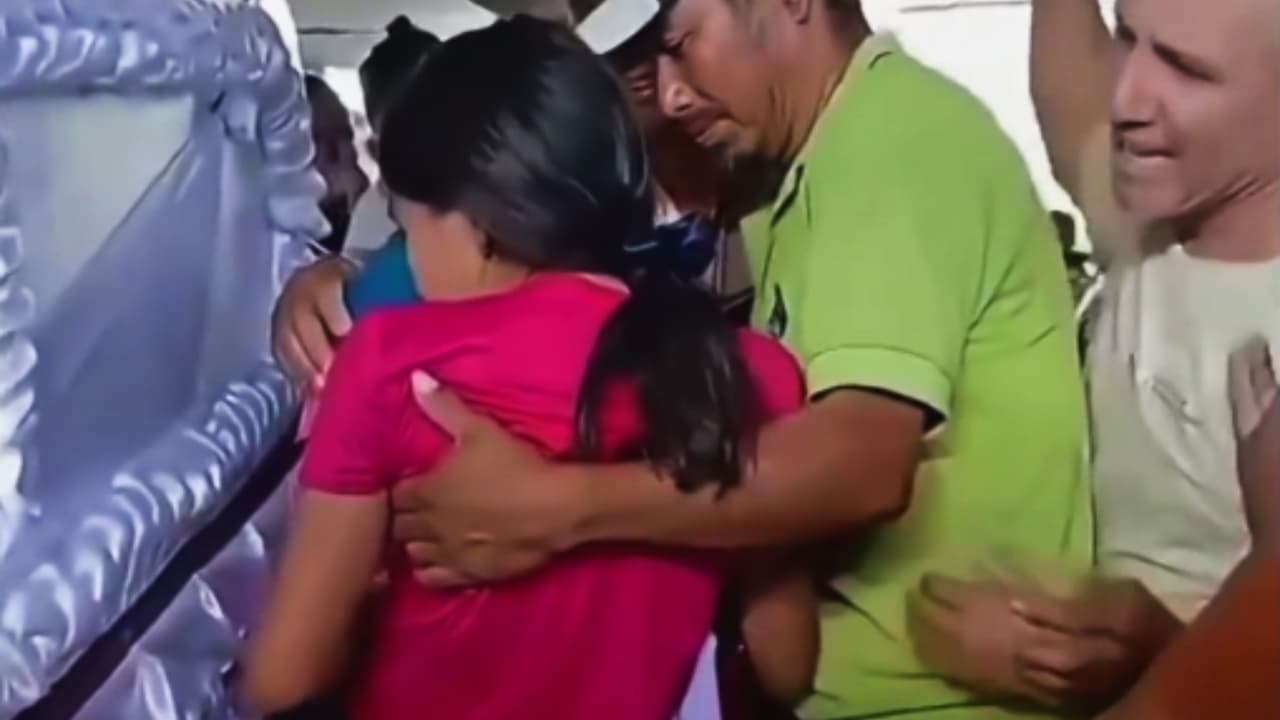 “Ya todo el cuerpo lo sentía muerto”: Adolescente se levanta del ataúd tras horas de ser velada en Guatemala