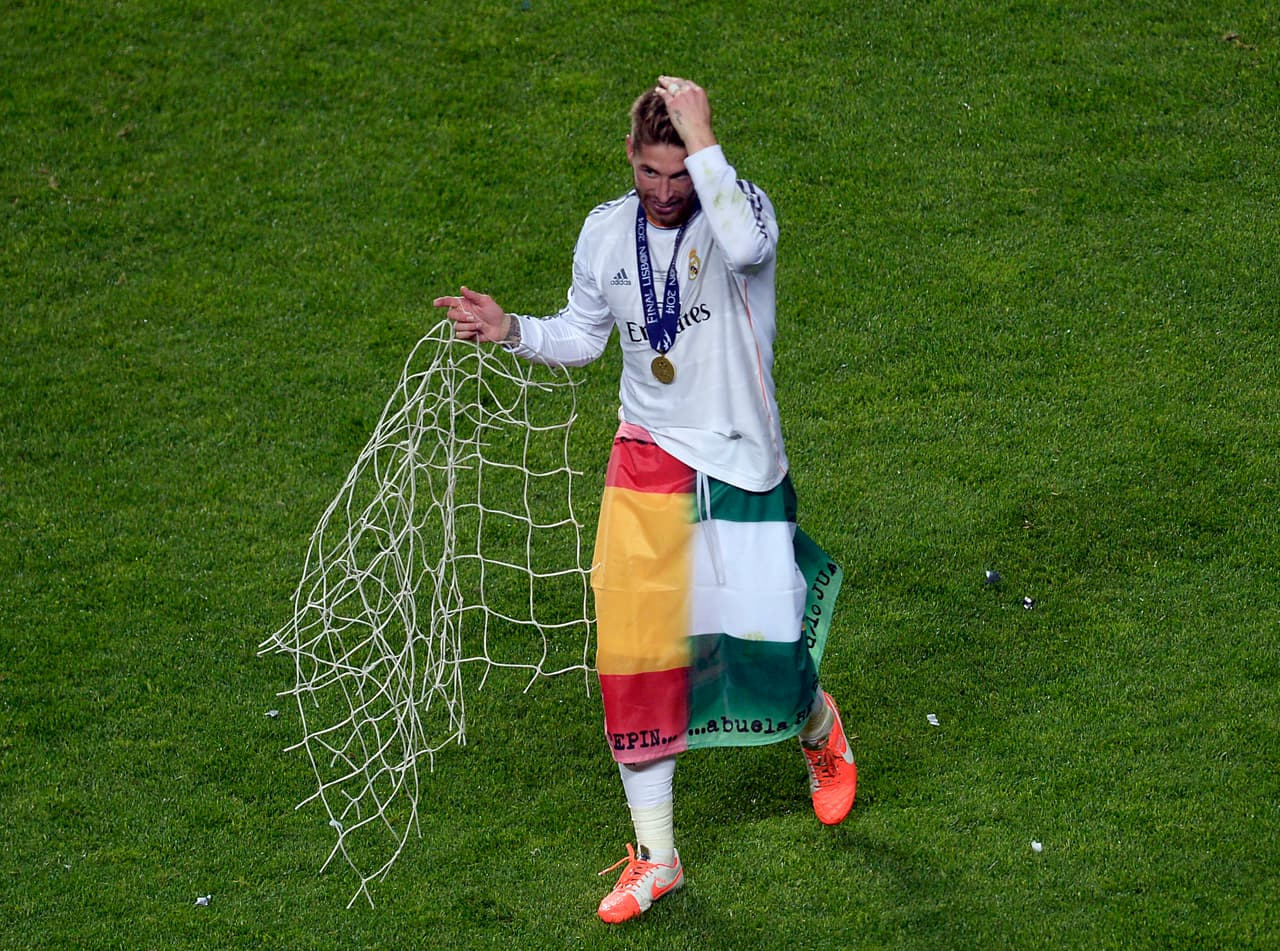 <b>Un ‘pedacito’ de red</b>
<br>- Sergio Ramos le dio vida al Madrid con su gol sobre el final del tiempo reglamentario y, como regalo especial, además del título, se llevó un pedazo de la red que hizo estremecer con su cabezazo.