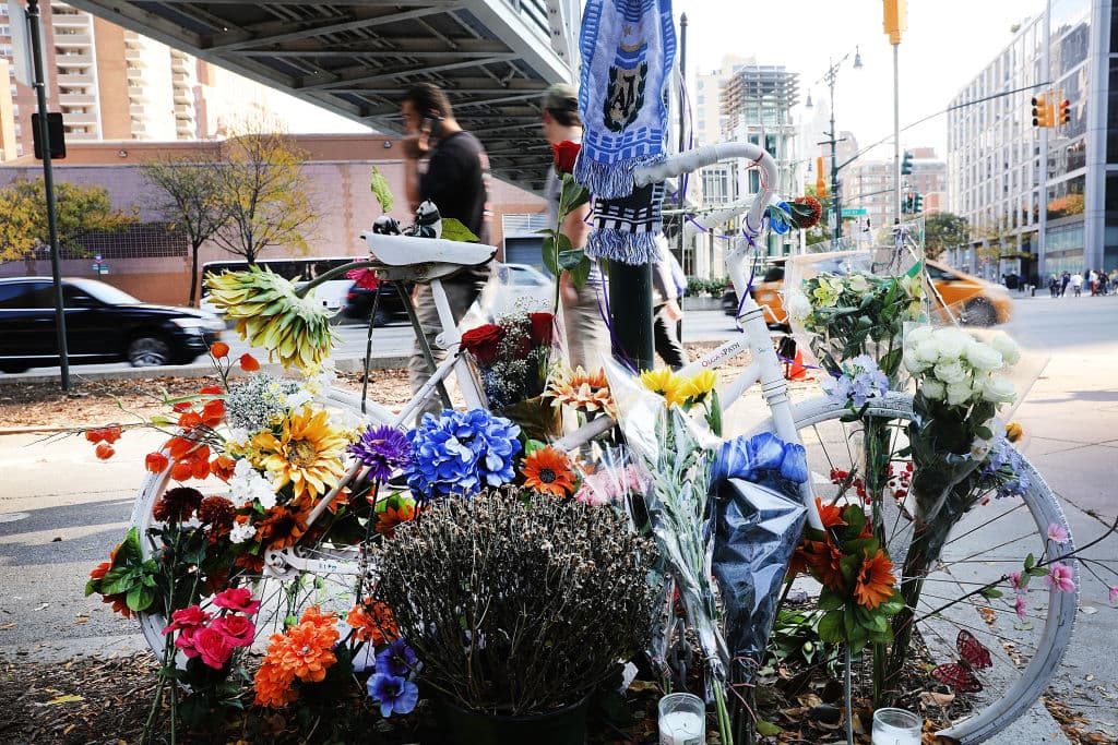 Unas flores y una bicicleta son parte esencial del memorial improvisado para las víctimas del ataque del martes, cuando un conductor embistió su camioneta contra ciclistas y peatones entre las calles West y Chambers.