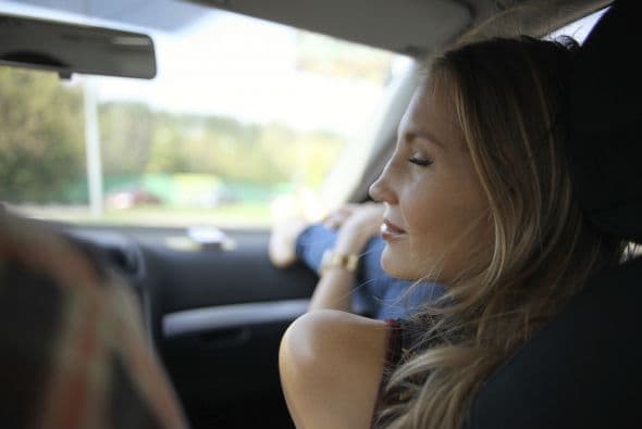 Desodoriza tu auto: Para esos días calurosos en los que lo peor que puede suceder es que tu coche tenga un olor raro, coloca un poco de pasta dental en un pañuelo o recipiente de plástico y déjalo reposar debajo de un asiento, en el maletero. Con el calor el auto quedará con un rico olor a menta.