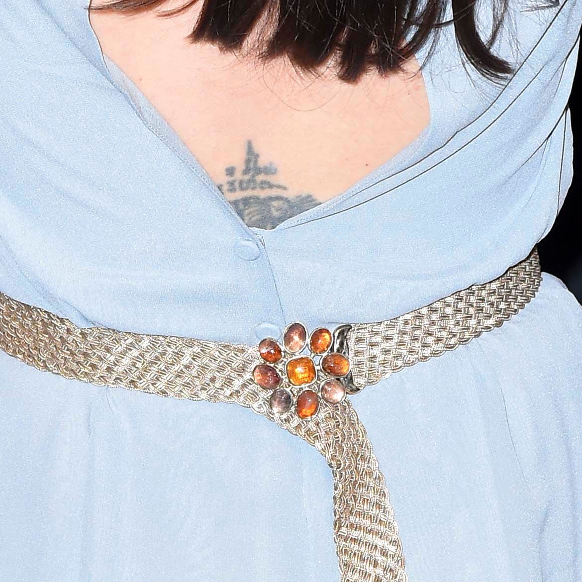 Detalles del outfit de Jolie - y un vistazo a uno de sus tattoos.
