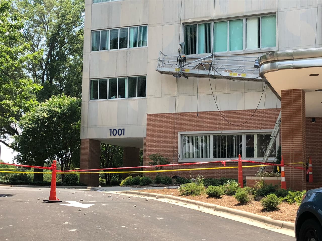 Dos hombres heridos tras caer un pedazo de concreto y dañar el andamio el que trabajaban