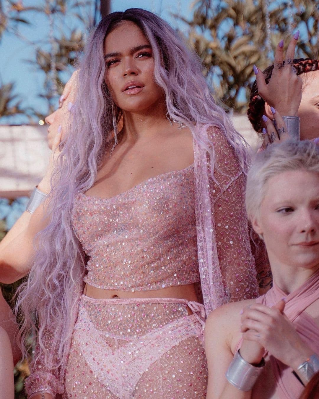 Desafiando a YouTube e Instagram, así de atrevida e inteligente se vio la cantante urbana cuando grabó el clip de 'La Tusa', al utilizar un top rosado transparente y sin sostén.